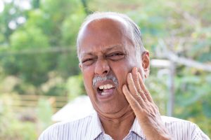 patient experiences tooth pain